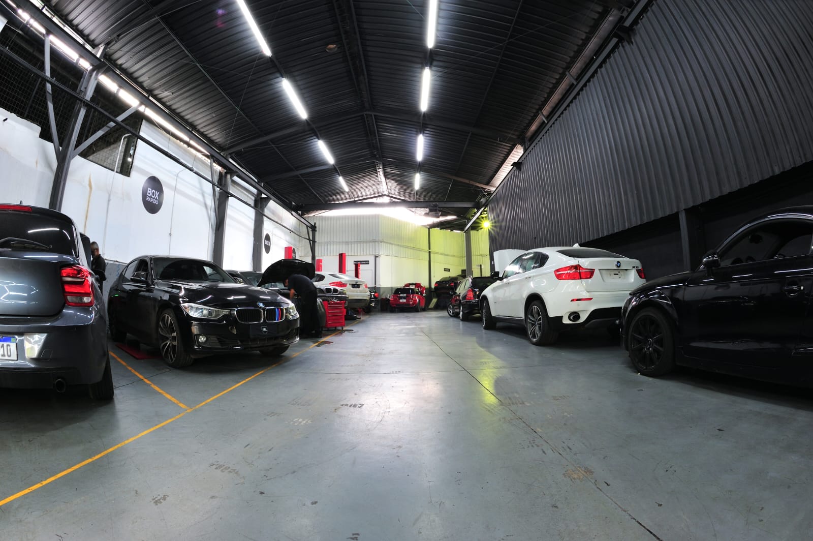 Box da oficina Realeza Car Service com veículos premium em manutenção
