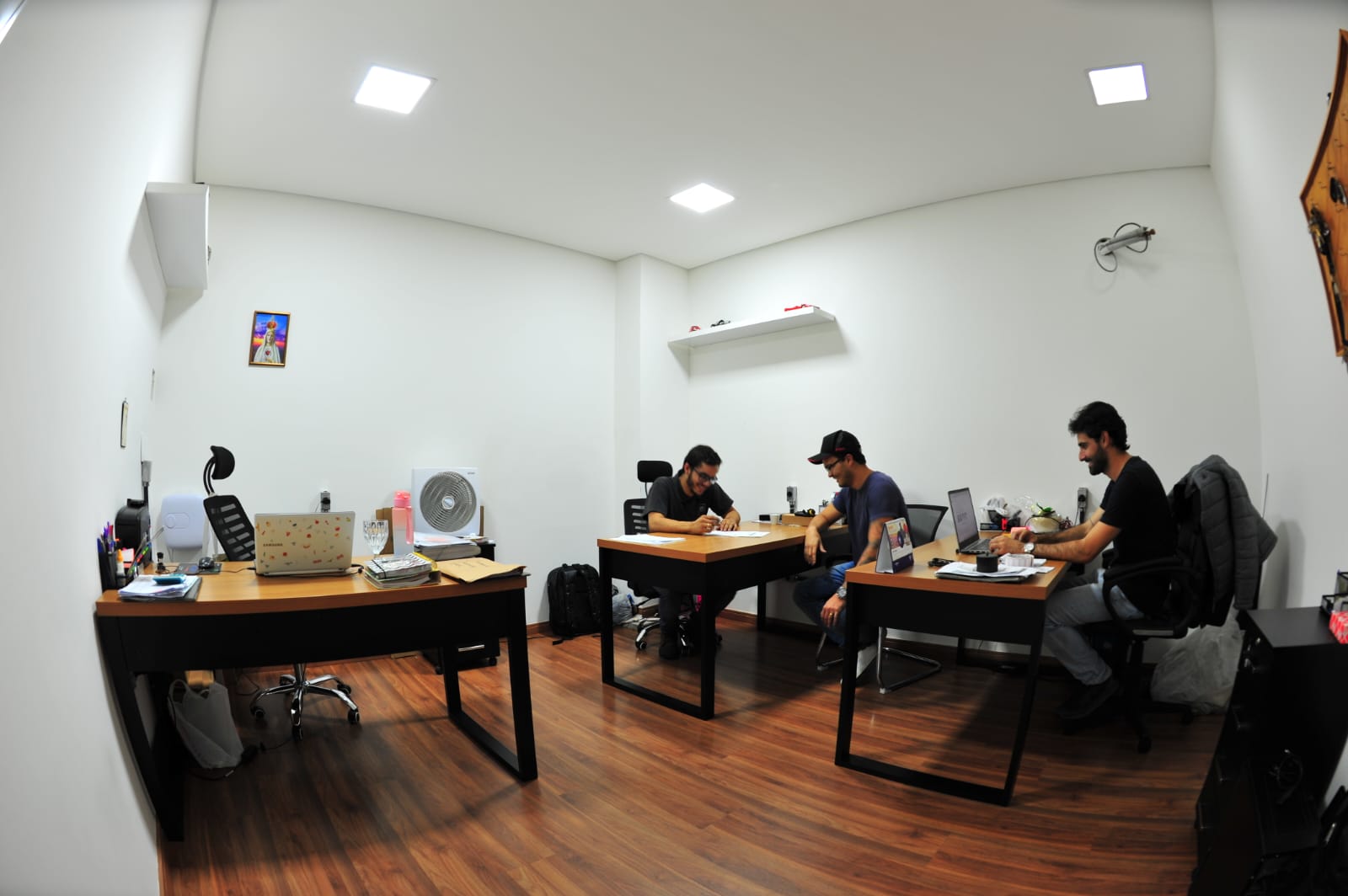Equipe administrativa da Realeza Car Service no escritório