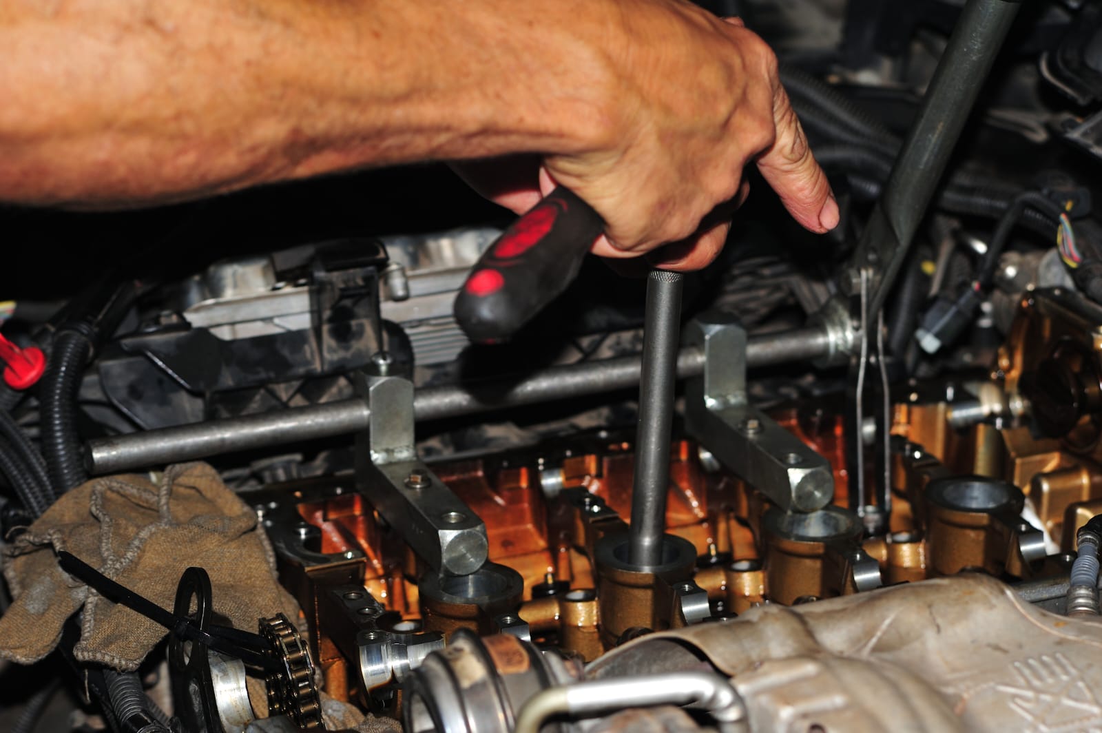 Ferramenta especial apoiada sobre o motor durante manutenção