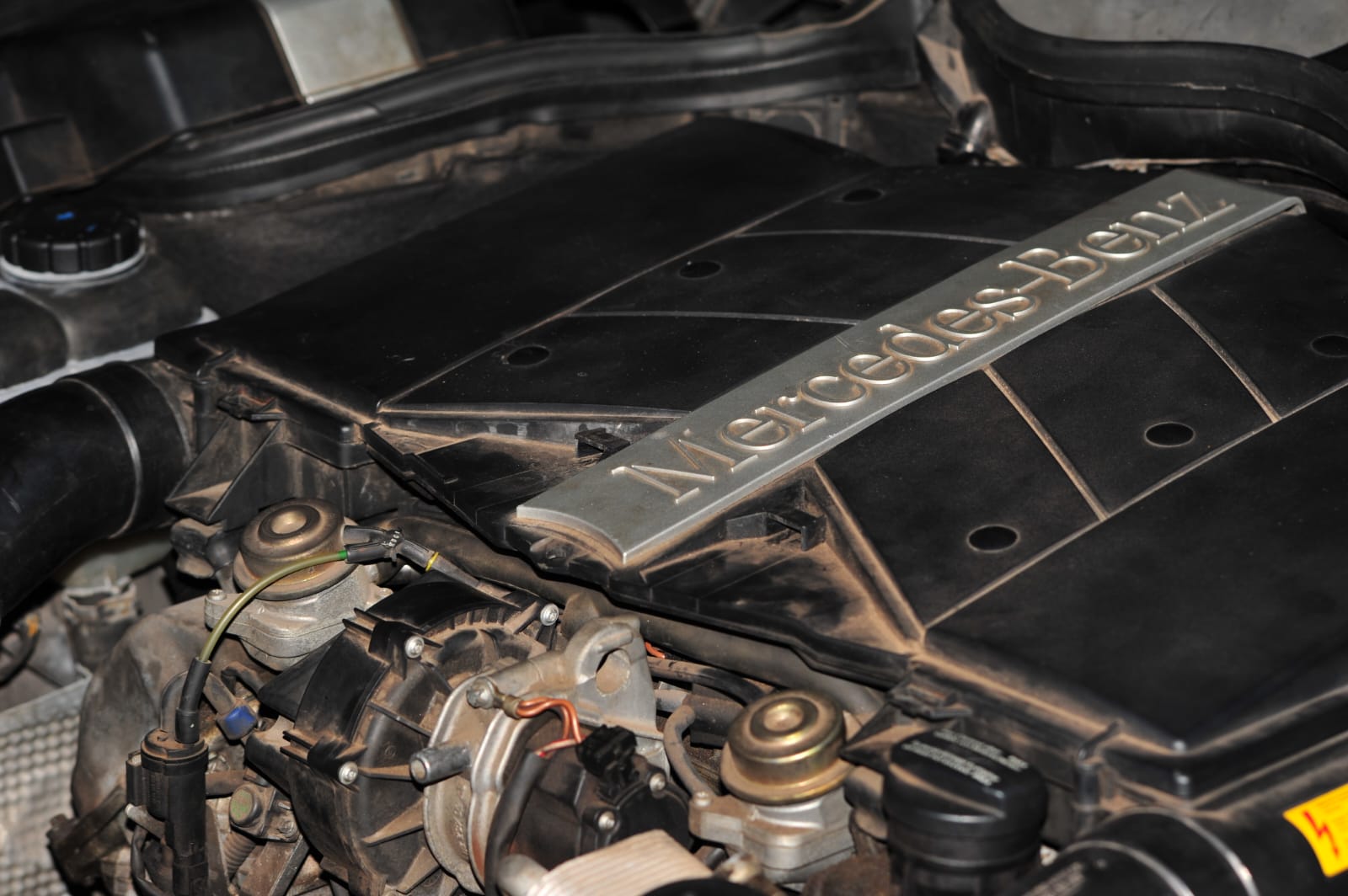 Compartimento do motor de um Mercedes-Benz durante manutenção