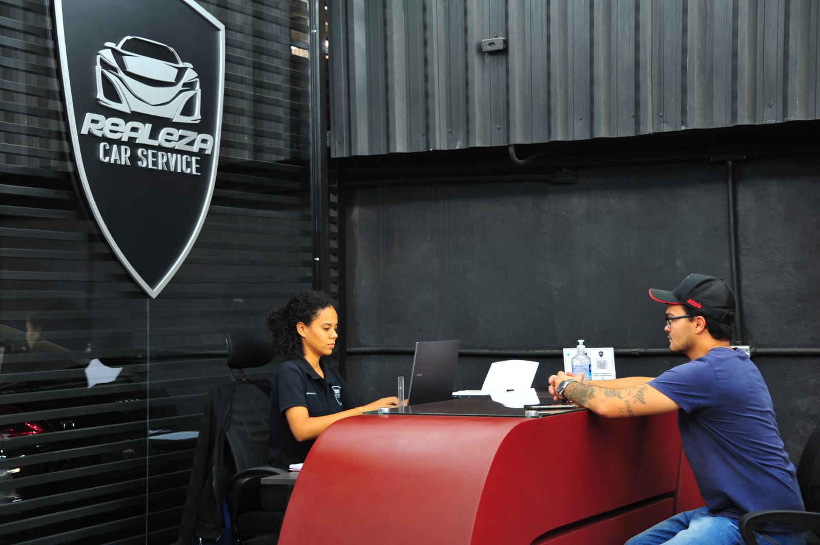 Cliente sendo atendido na recepção da Realeza Car Service